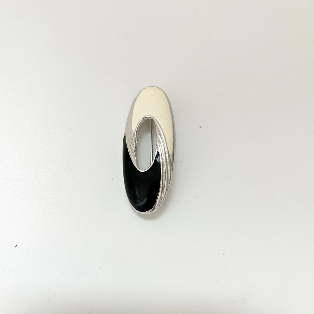 Vintage Unbranded Silver Toned Oval Black & White Brooch 80’s Costume Jewelry - Picture 2 of 5